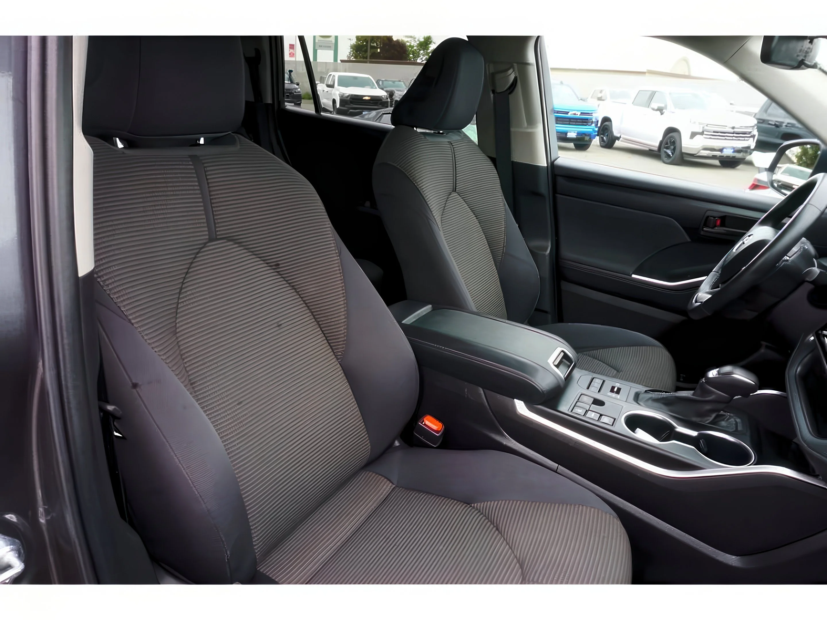 2024 Toyota Highlander LE - Photo 25