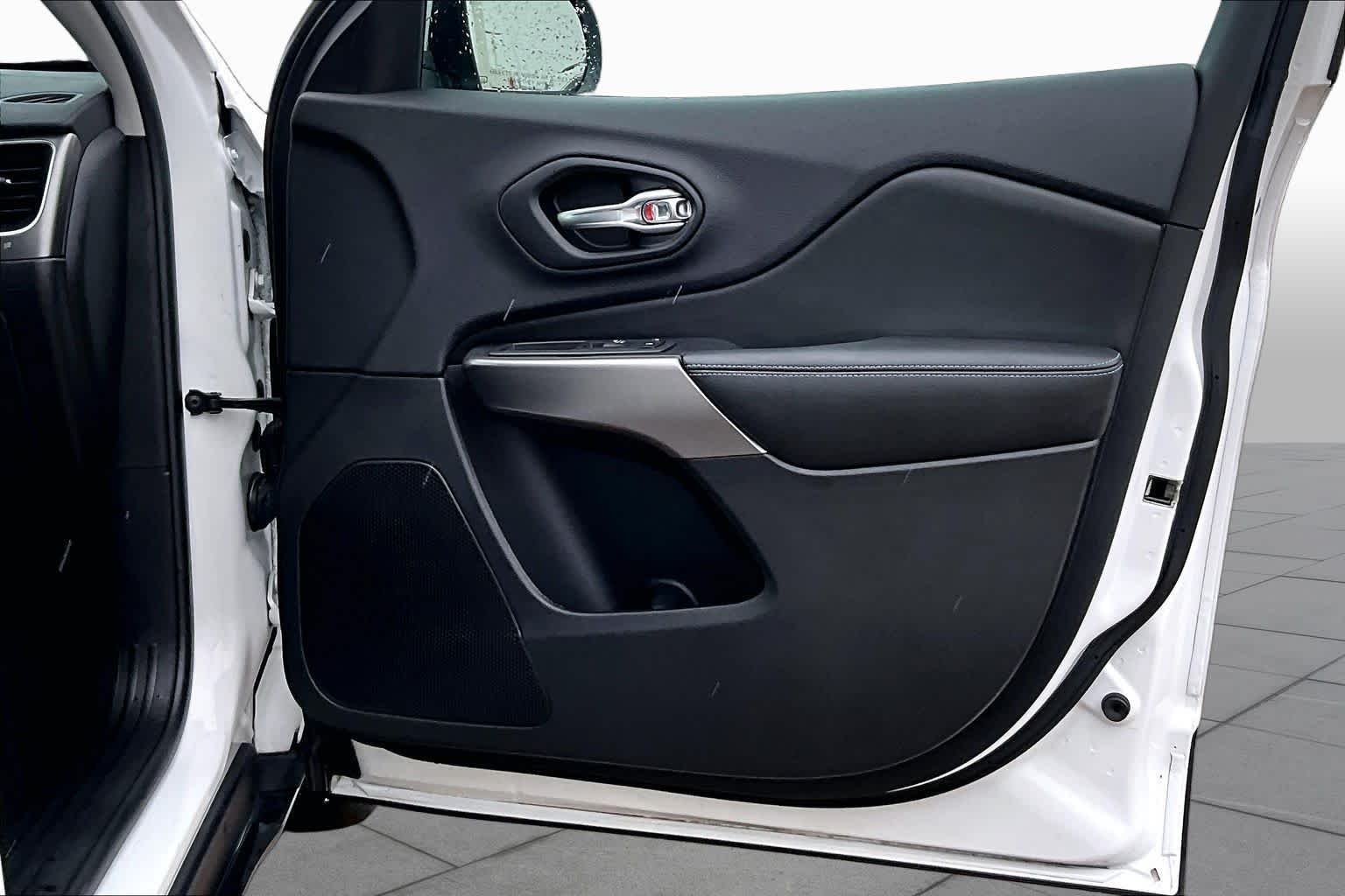 Used 2019 Bright White Clearcoat Jeep Latitude Plus image 22