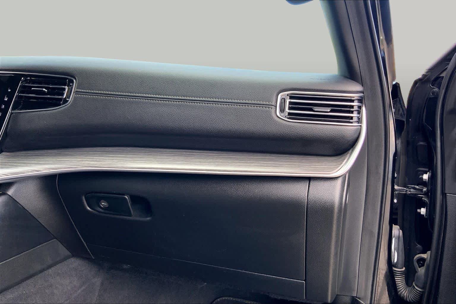 Used 2024 Diamond Black Crystal Pearlcoat Jeep Series II image 18