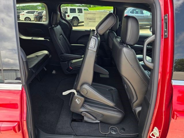 New 2027 Red Hot Pearl-Coat Exterior Paint Chrysler Select image 15