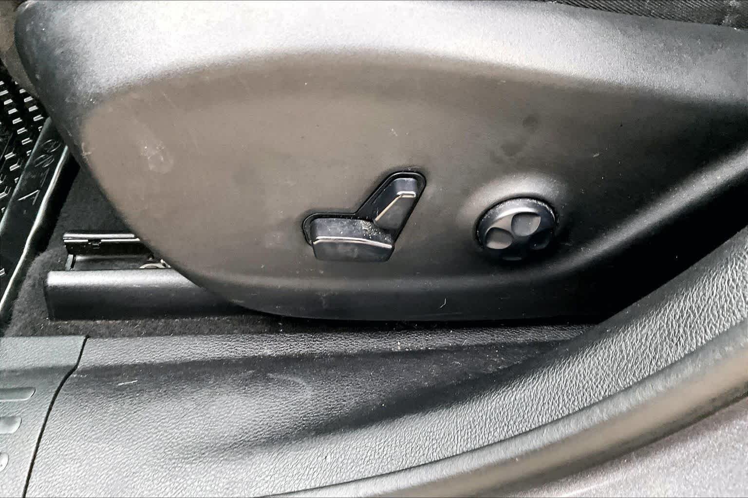Used 2019 Granite Crystal Metallic Clearcoat Jeep Altitude image 31