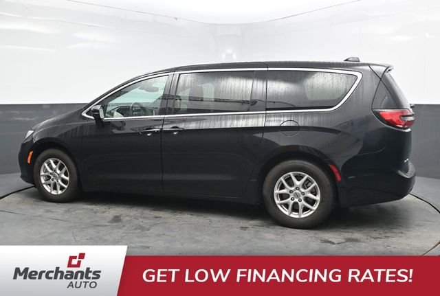 Used 2025 Black Chrysler Select image 4