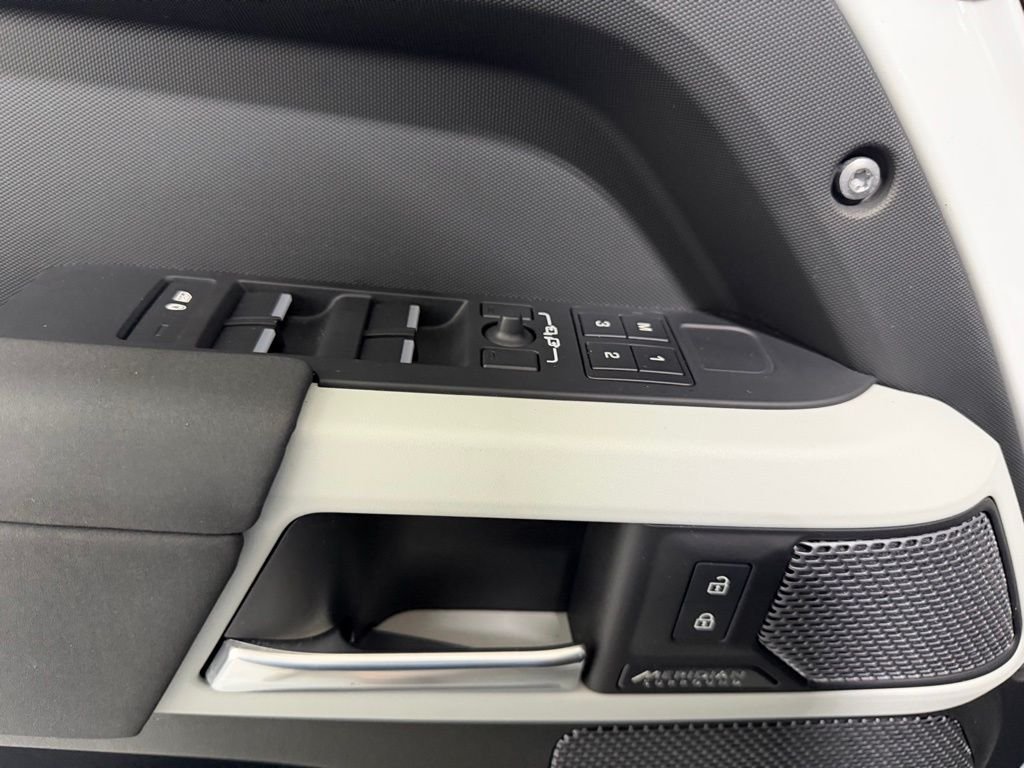 2023 Land Rover Defender SE - Photo 13