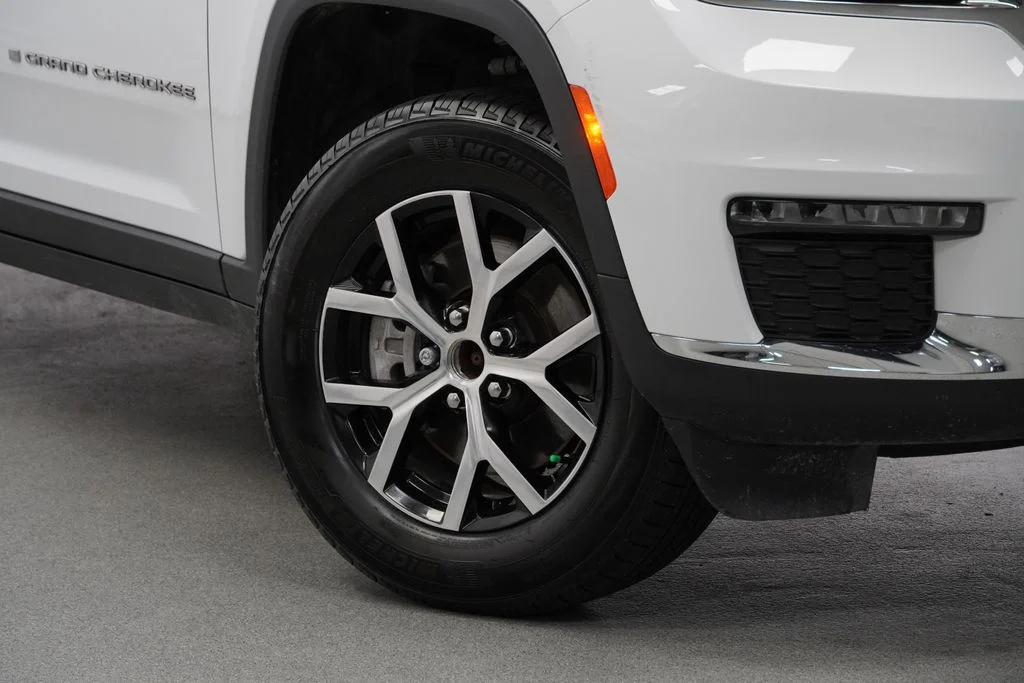 Used 2025 White Jeep Limited image 4
