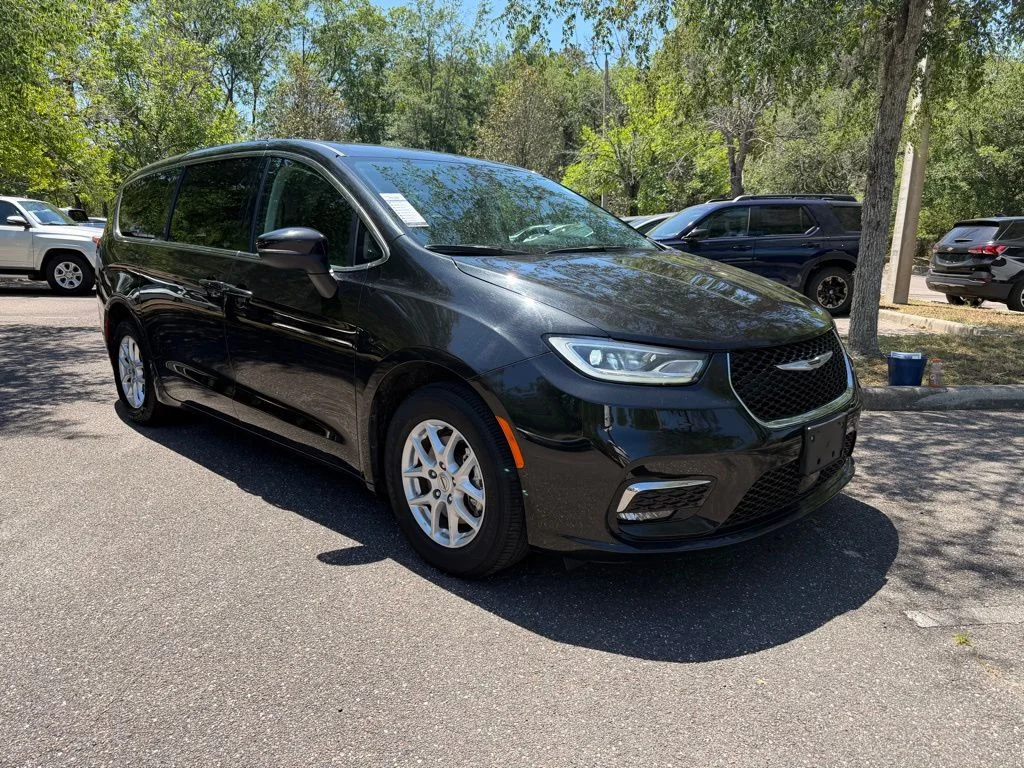 2023 Chrysler Pacifica Touring L's photo