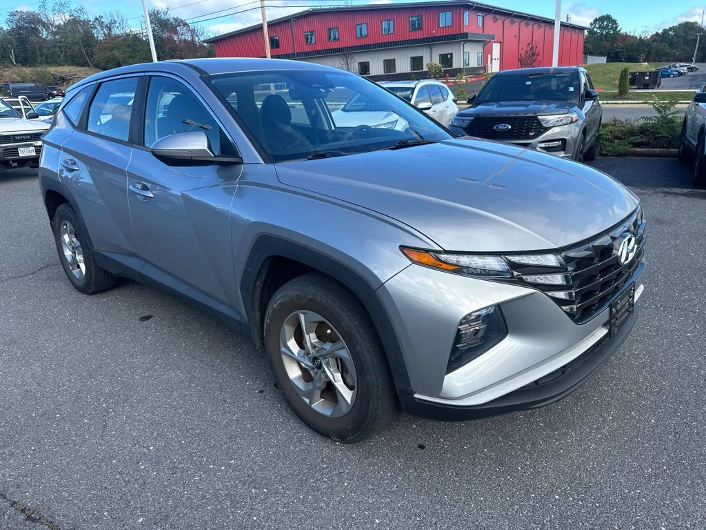 Used 2022 Shimmering Silver Hyundai SE image 1