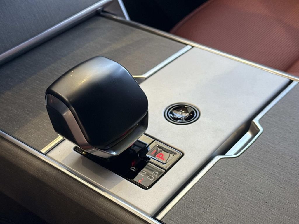 New 2026 Ethereal Frost Satin Land Rover SV Signature Suite image 8