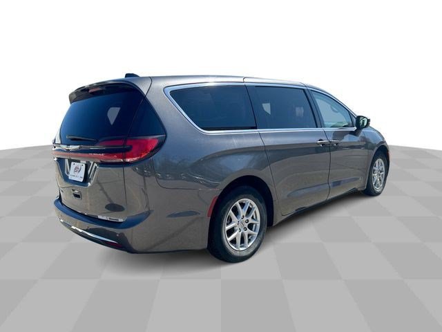 Used 2023 Granite Crystal Metallic Clearcoat Chrysler Touring L image 8