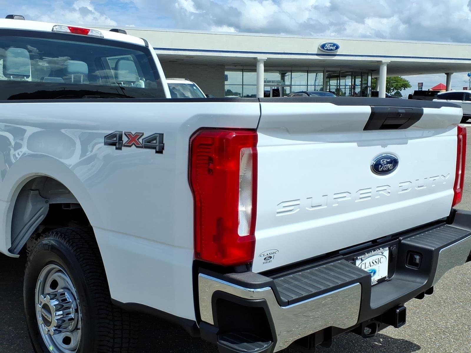 New 2026 Oxford White Ford F-350® XL image 17