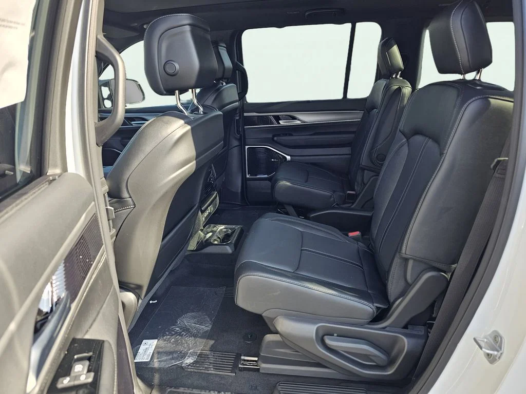 New 2026 Bright White Clear-Coat Exterior Paint Jeep Limited Reserve image 31