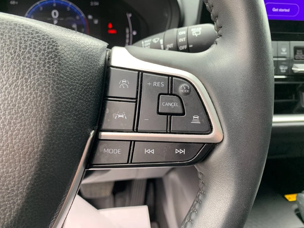 Used 2025  Toyota XLE image 29