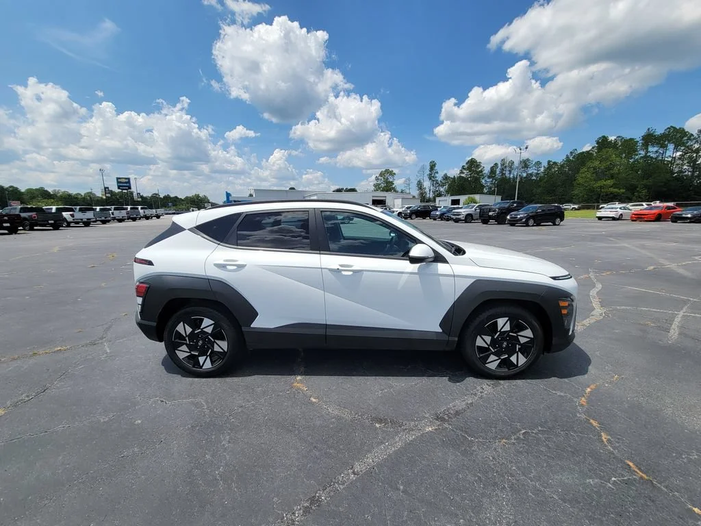 Used 2025 White Hyundai SEL image 6