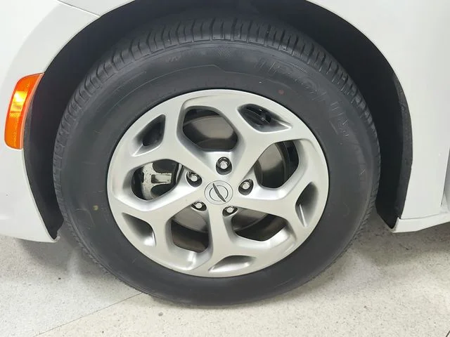 Used 2023 White Chrysler Limited image 19