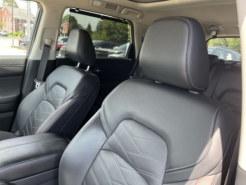 Used 2025 Gray Nissan Platinum image 13