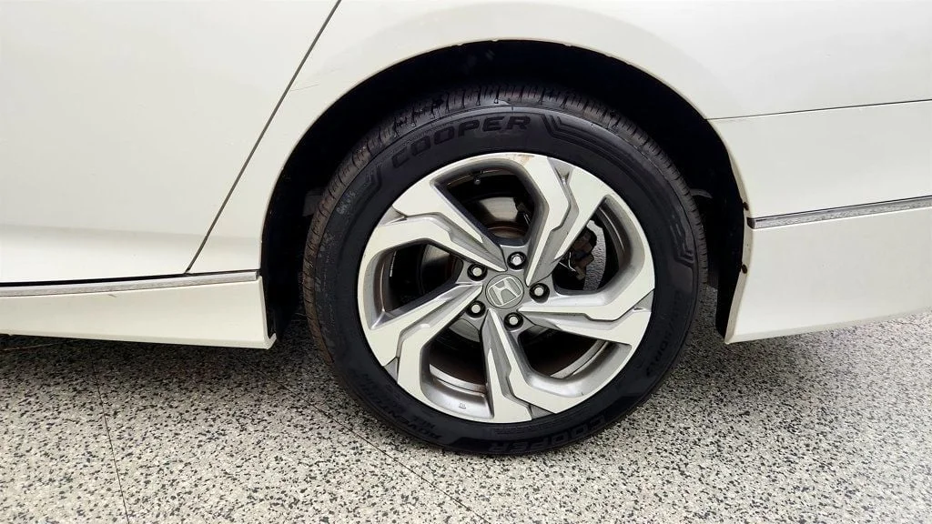 Used 2020 Platinum White Pearl Honda EX-L 1.5T CVT image 9