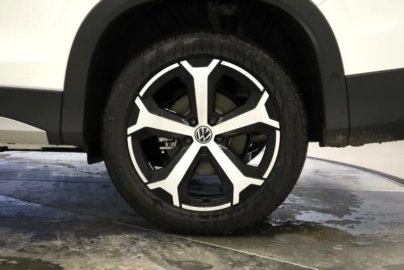 New 2026 White/off-white Volkswagen 2.0T SE image 36