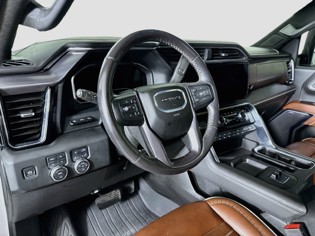 Used 2024 White Frost Tricoat GMC Denali Ultimate image 9
