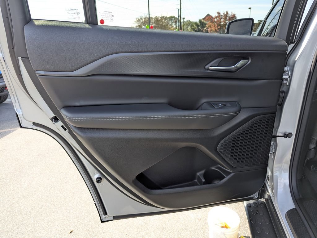 New 2025 Silver Zynith Exterior Paint Jeep Altitude X image 30