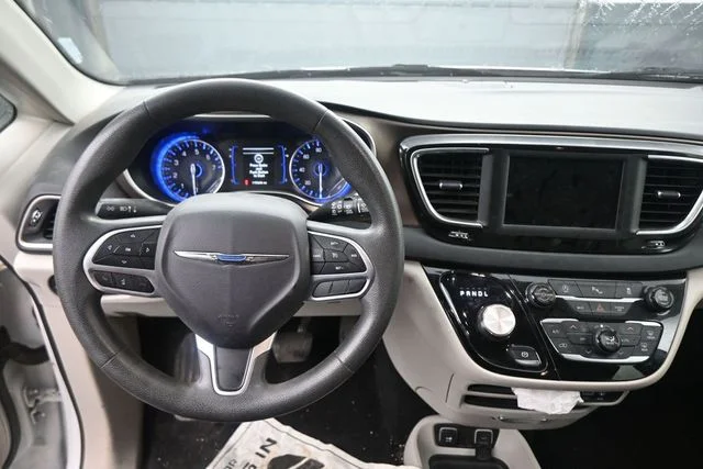 Used 2018 White Chrysler Touring Plus image 20