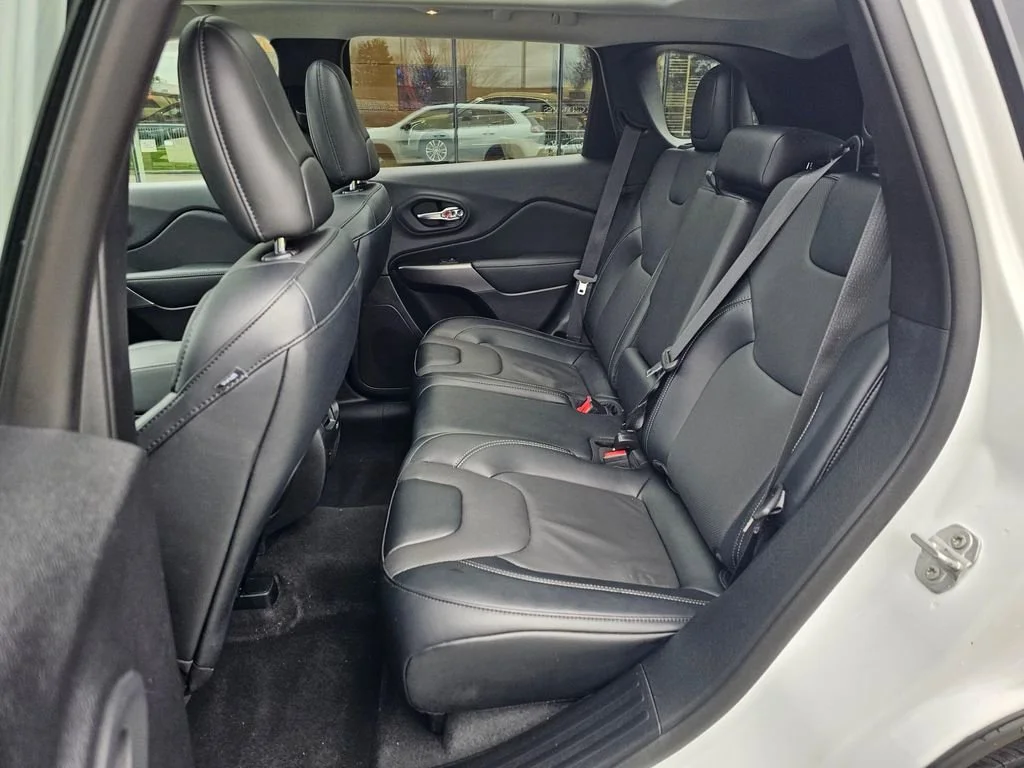 Used 2022  Jeep Limited image 16