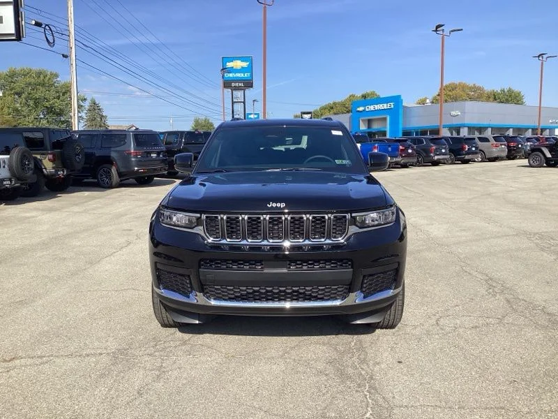 New 2025 Diamond Black Crystal Pearl-Coat Exterior Paint Jeep Laredo image 2