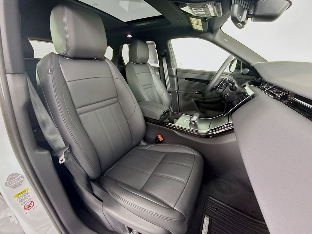 Used 2025 White Land Rover Dynamic image 29