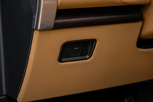 Used 2025 Gray Land Rover Autobiography image 37