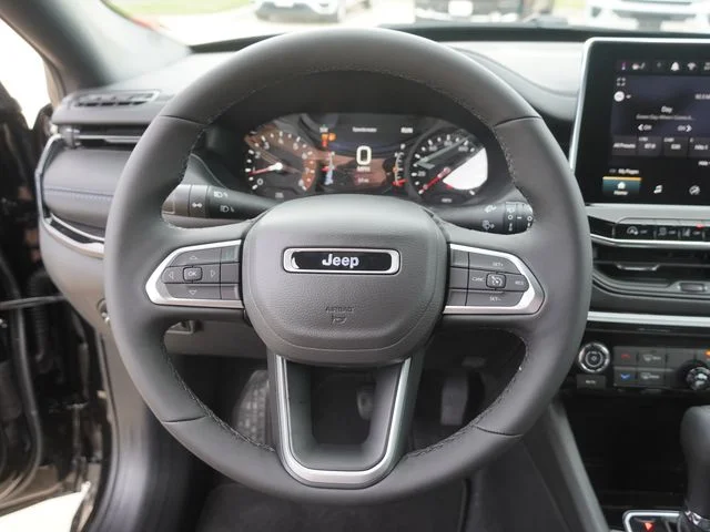 New 2026 Diamond Black Crystal Pearl-Coat Exterior Paint Jeep Latitude image 25