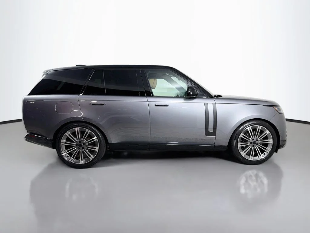 New 2026 Eiger Grey Land Rover SE image 4