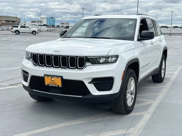 Used 2024 White Jeep Laredo X image 3