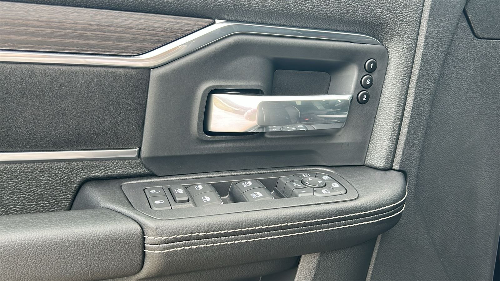 New 2026 Diamond Black Crystal Pearl-Coat Exterior Paint RAM Laramie image 19