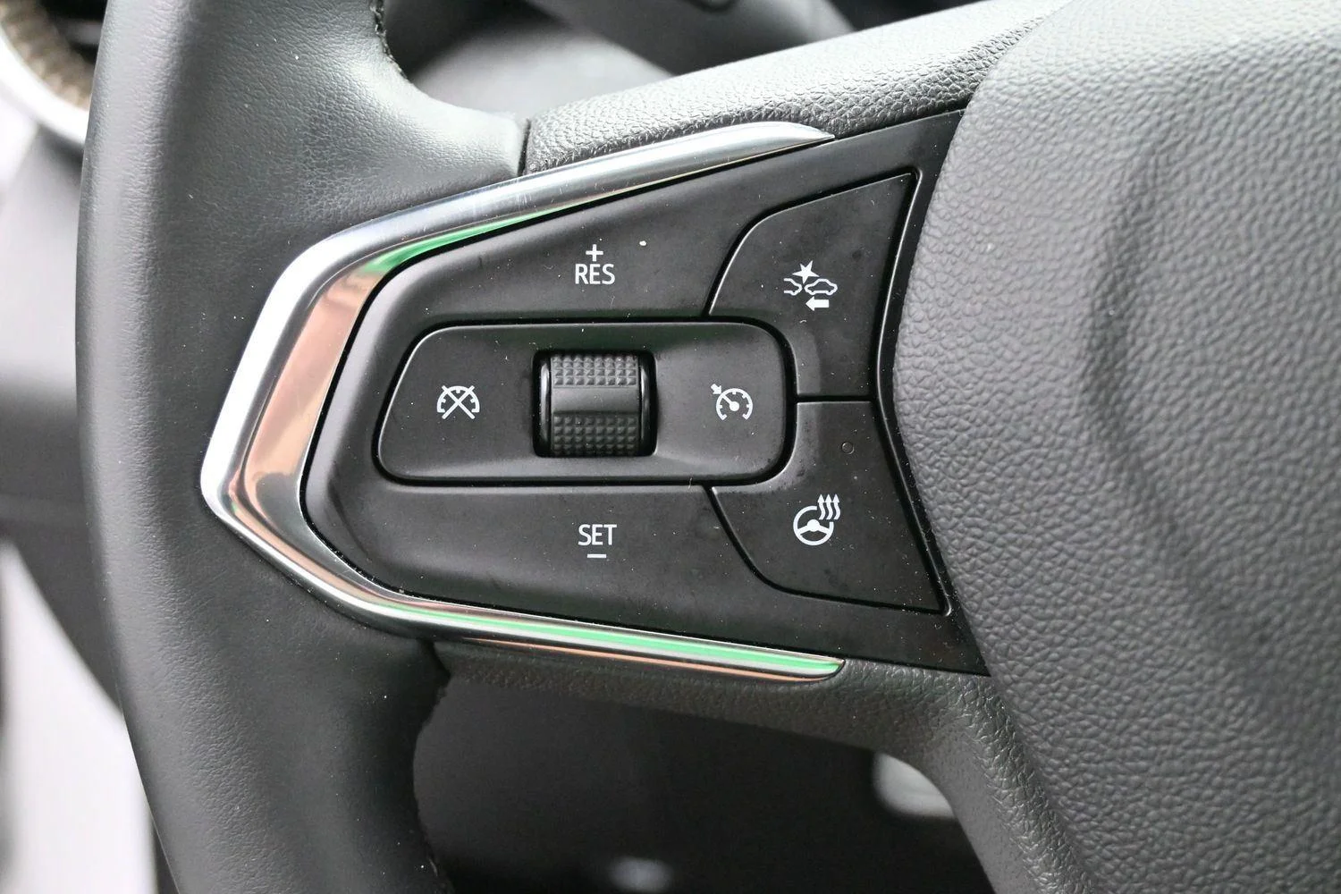Used 2025 Summit White Chevrolet ACTIV image 18
