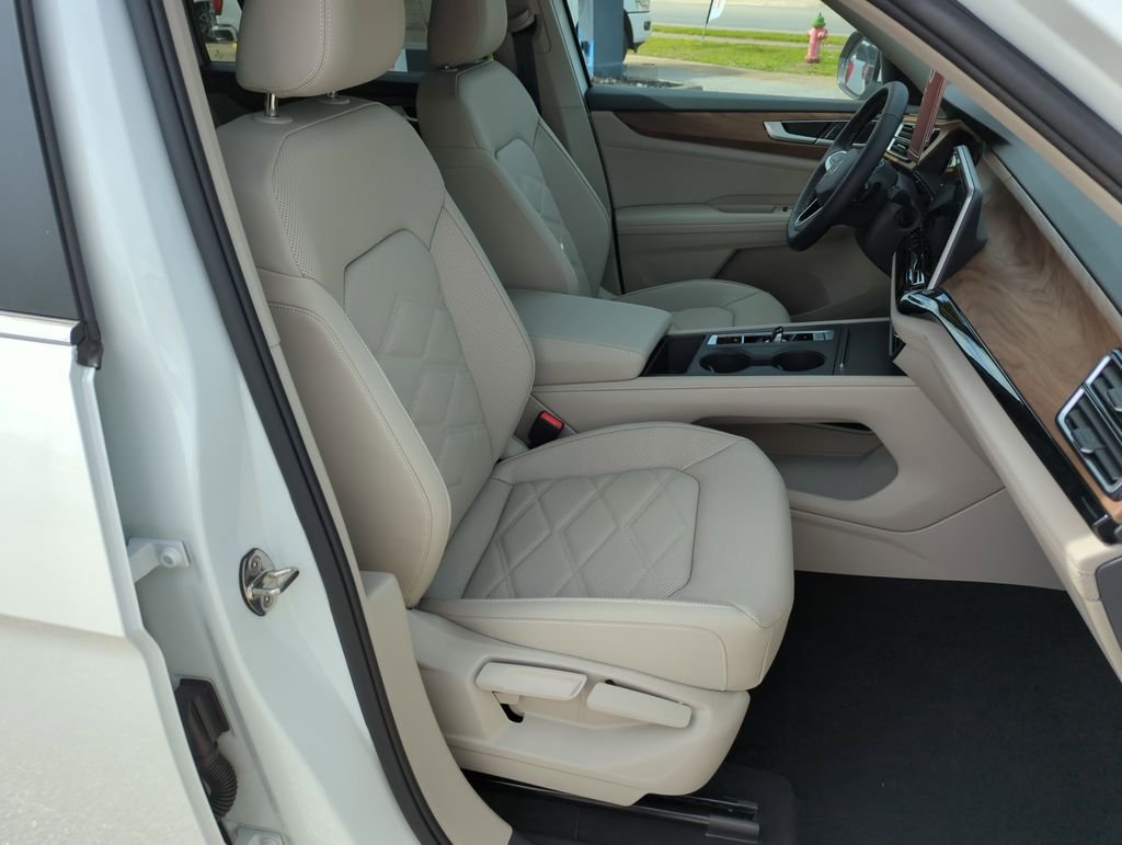New 2026 White/off-white Volkswagen 2.0T SE image 37