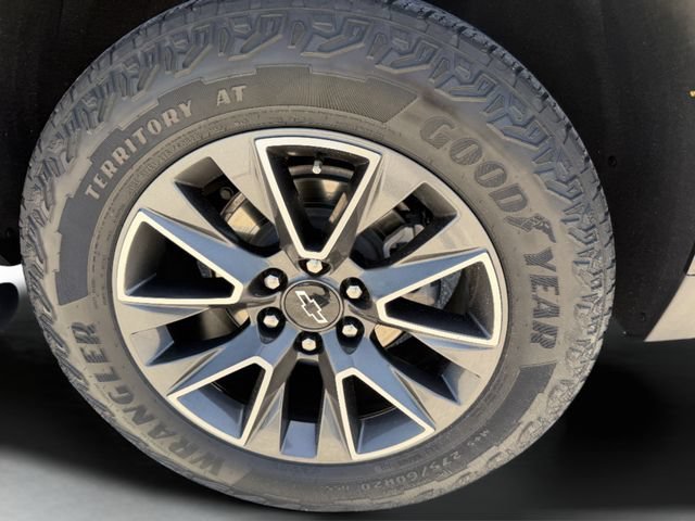 Used 2023 Black Chevrolet Z71 image 40