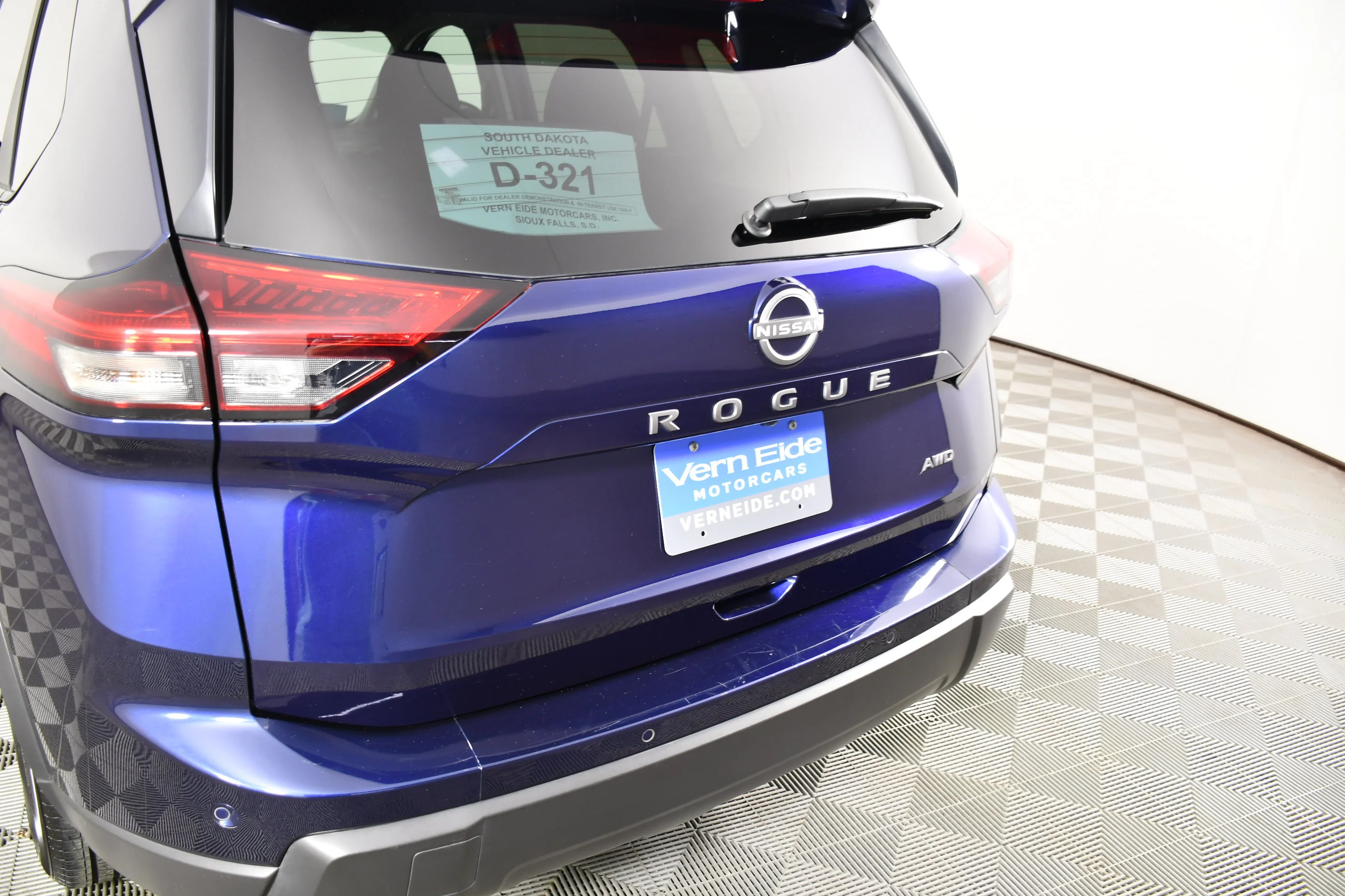 Used 2025 Deep Ocean Blue Pearl Nissan SV image 15