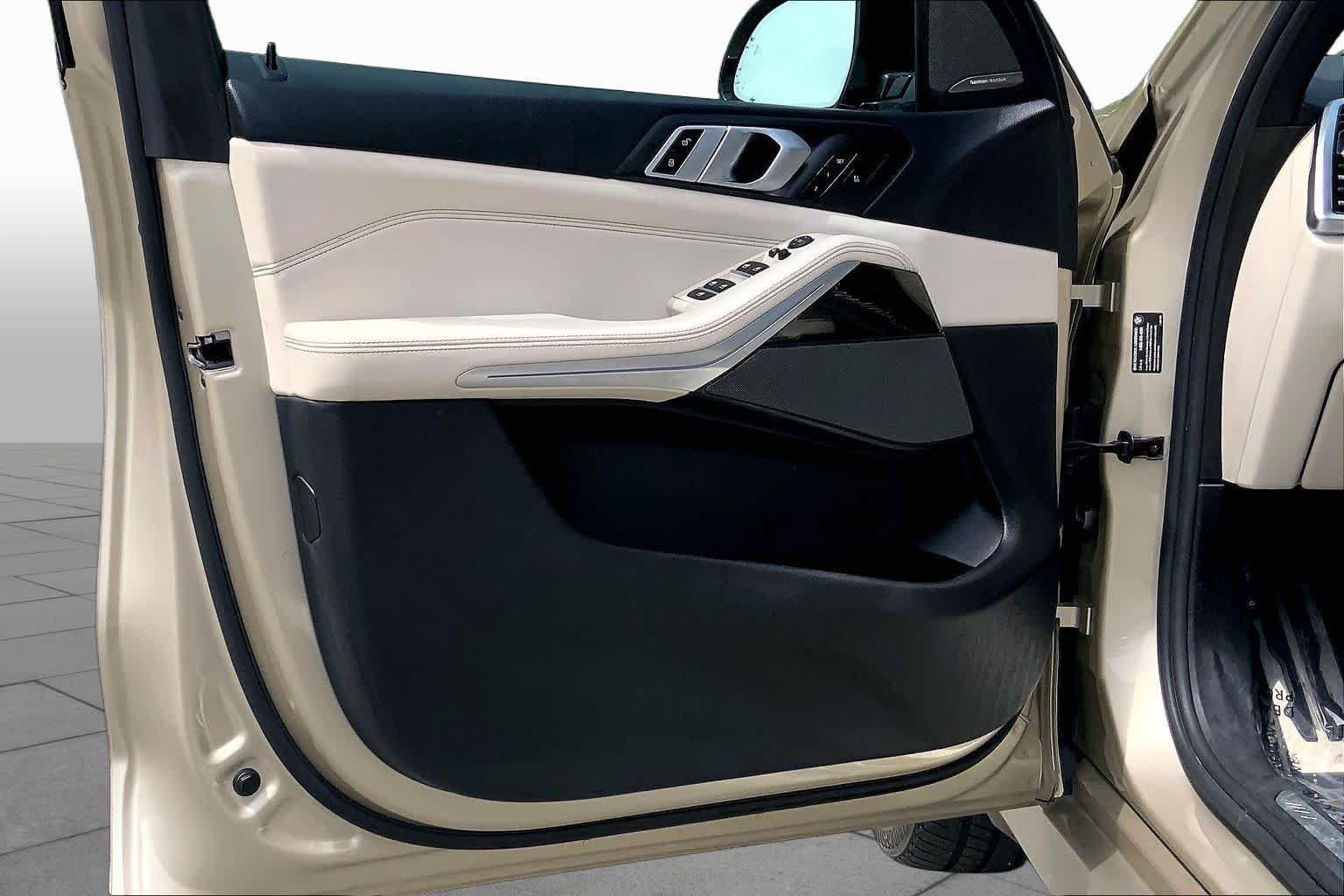 Used 2019 Sunstone Metallic BMW xDrive50i image 22