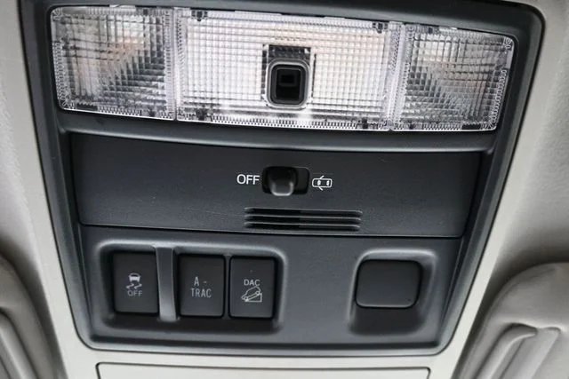 Used 2018 White Toyota SR5 image 30