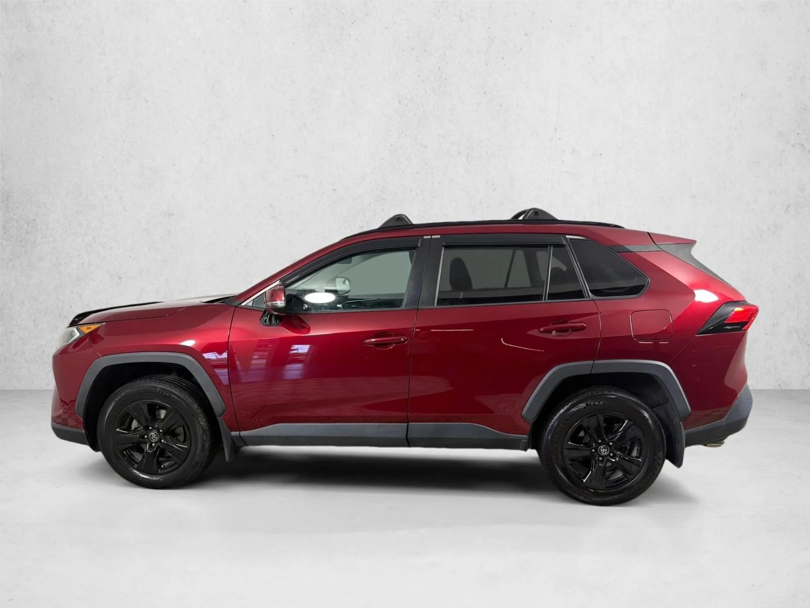 Used 2020 White Toyota XLE image 7