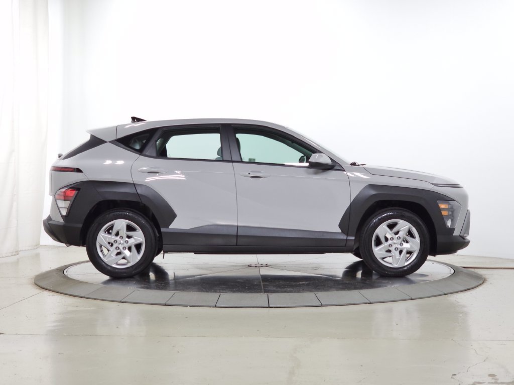 2025 Hyundai Kona SE - Photo 12