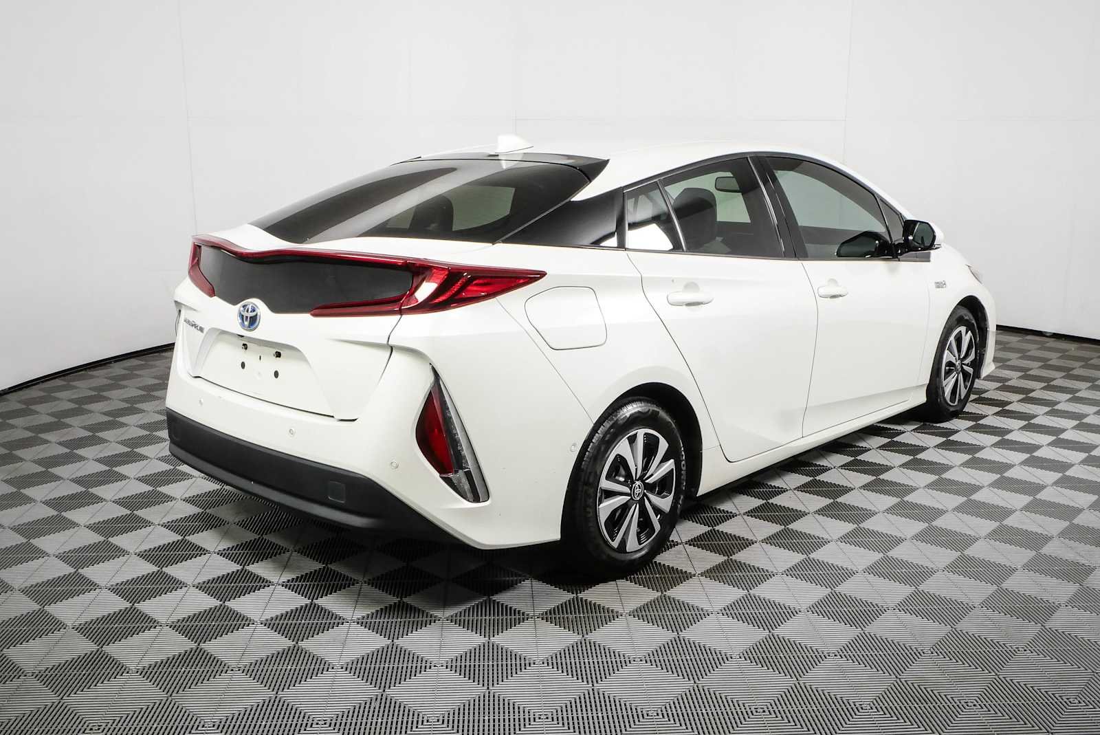 Used 2017 Blizzard Pearl Toyota Advanced image 3