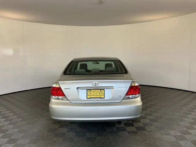 Used 2005 Silver Toyota LE image 6