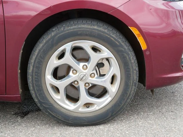 Used 2021 Velvet Chrysler Limited image 9