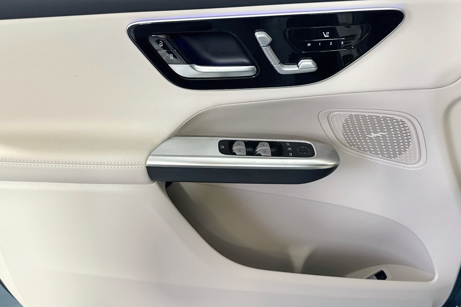 New 2027 Verde Silver Metallic Mercedes-Benz GLC 300 image 16