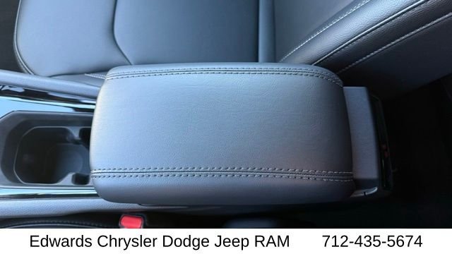 New 2026 Diamond Black Crystal Pearlcoat Jeep Limited image 22