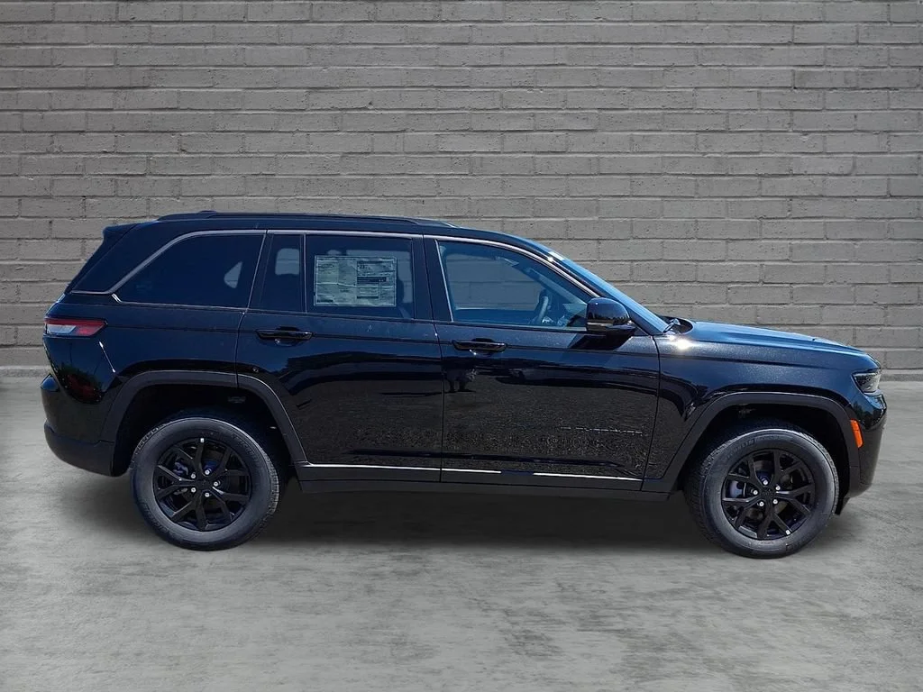 New 2026 Diamond Black Crystal Pearlcoat Jeep Laredo Altitude image 9