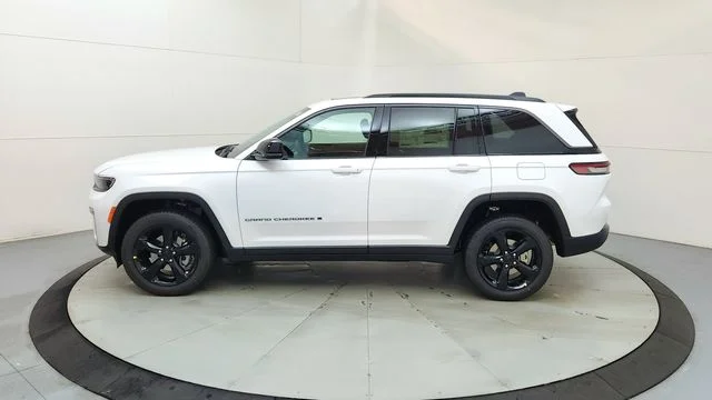 New 2026 Bright White Clear-Coat Exterior Paint Jeep Limited image 6