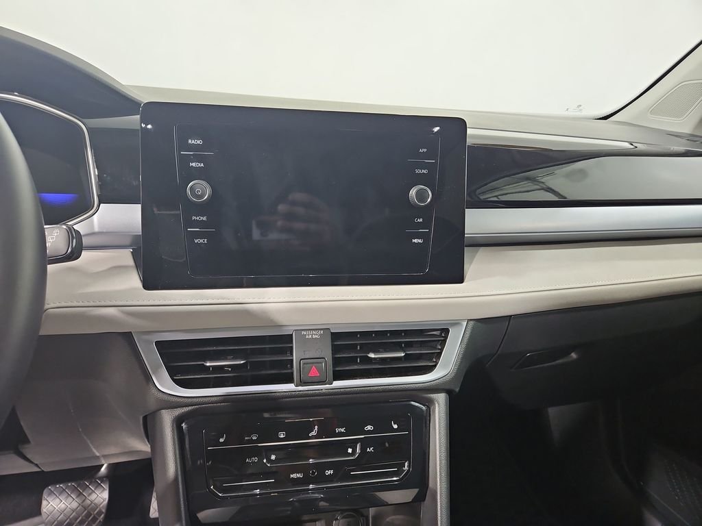 Used 2025 Pure White Volkswagen 1.5T SE image 21