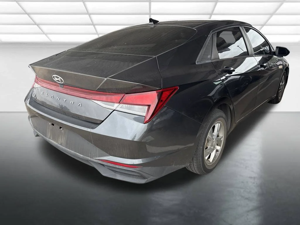 Used 2021  Hyundai SE image 6