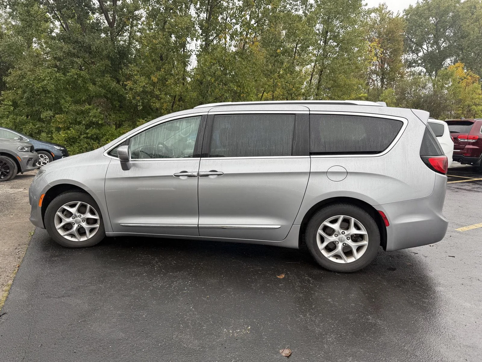 Used 2018 Billet Silver Metallic Clearcoat Chrysler Touring L image 9