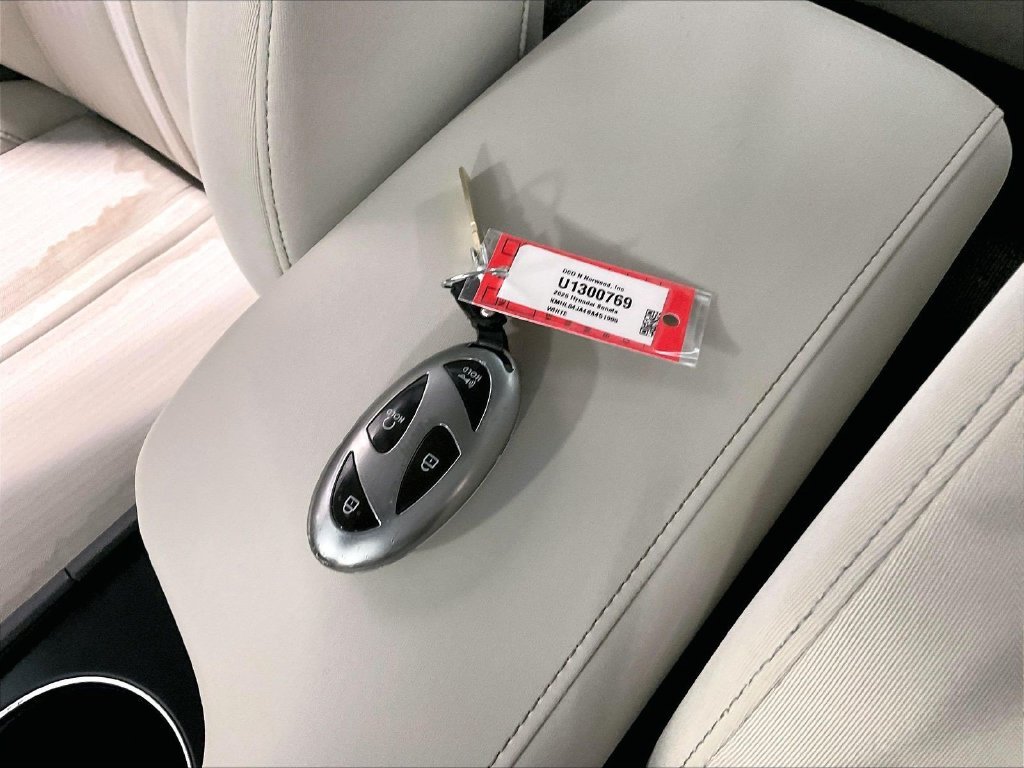 Used 2025 White Hyundai SEL image 29